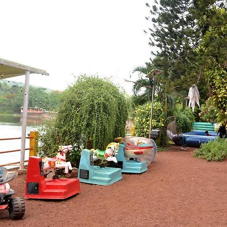 Hôtel Mayem Lakeview à Goa Extérieur photo