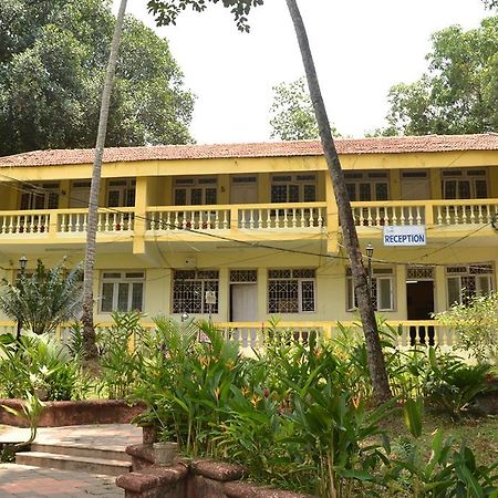 Hôtel Mayem Lakeview à Goa Extérieur photo