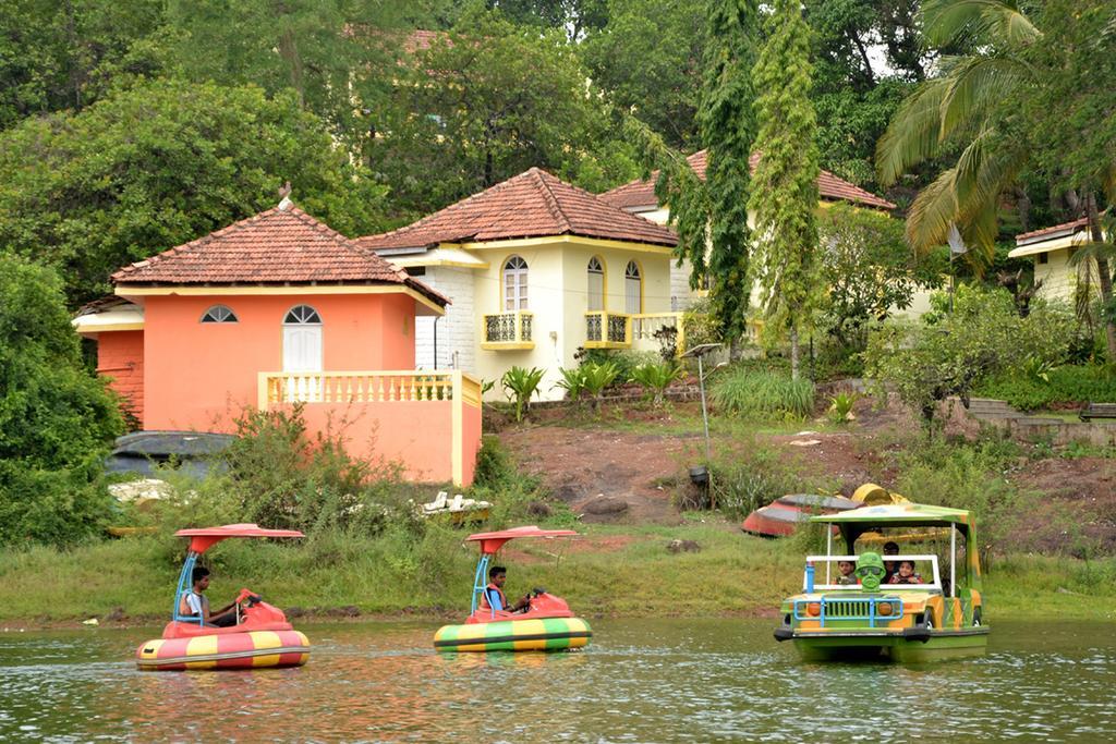 Hôtel Mayem Lakeview à Goa Extérieur photo