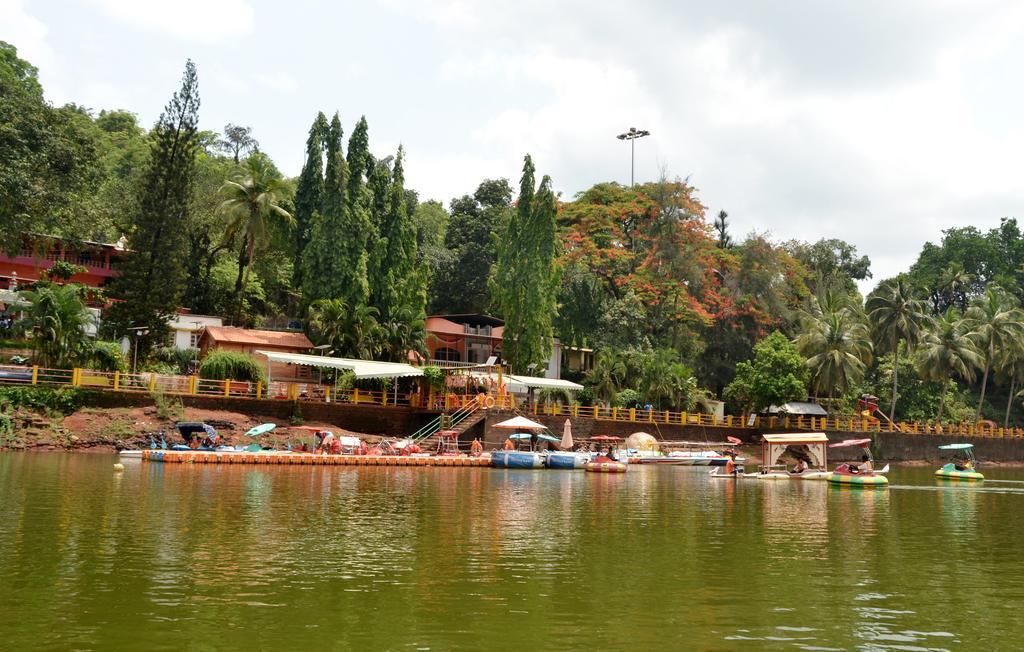 Hôtel Mayem Lakeview à Goa Extérieur photo