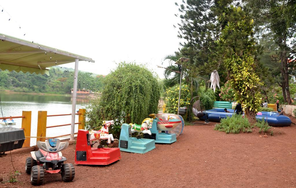 Hôtel Mayem Lakeview à Goa Extérieur photo