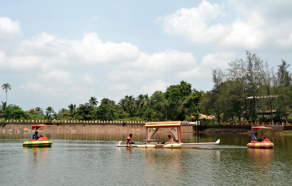 Hôtel Mayem Lakeview à Goa Extérieur photo