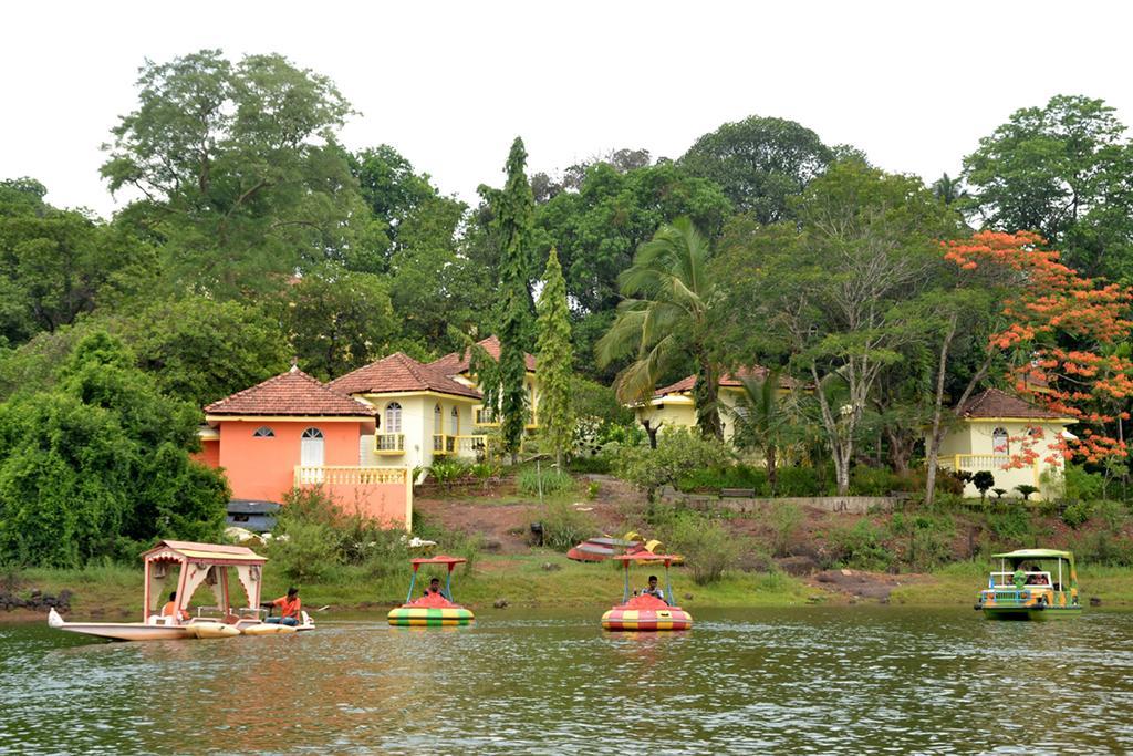 Hôtel Mayem Lakeview à Goa Extérieur photo