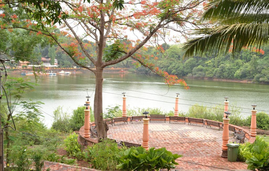 Hôtel Mayem Lakeview à Goa Extérieur photo