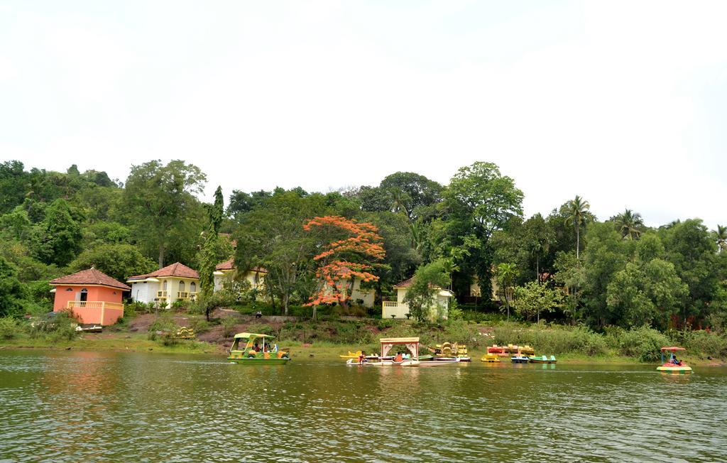 Hôtel Mayem Lakeview à Goa Extérieur photo