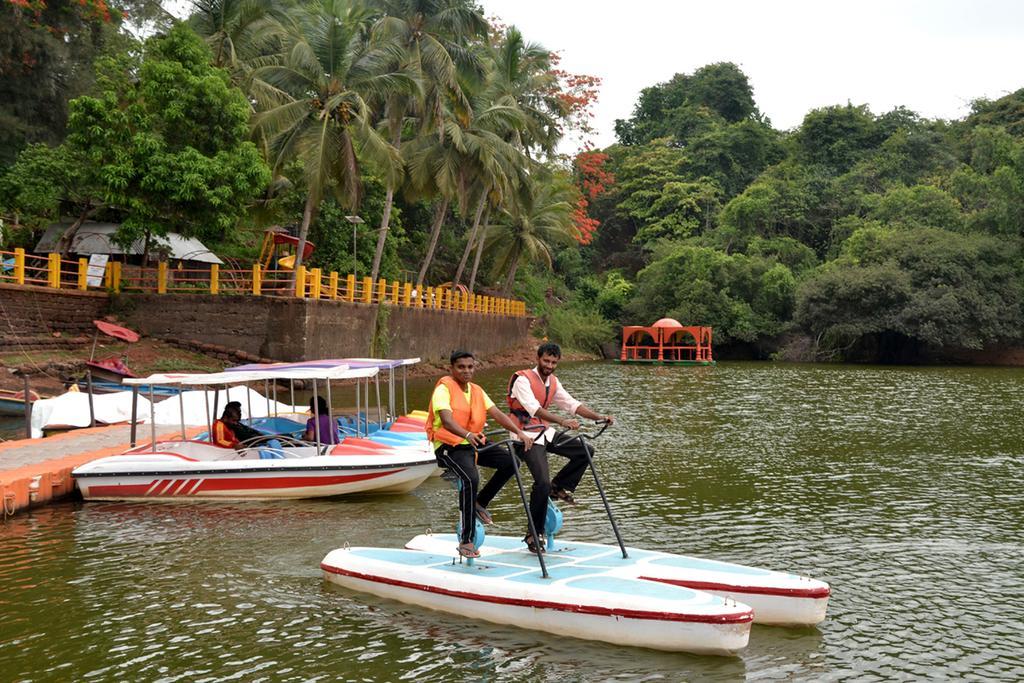 Hôtel Mayem Lakeview à Goa Extérieur photo