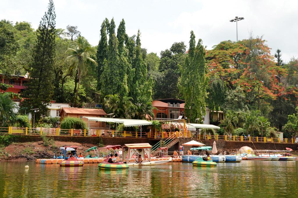 Hôtel Mayem Lakeview à Goa Extérieur photo