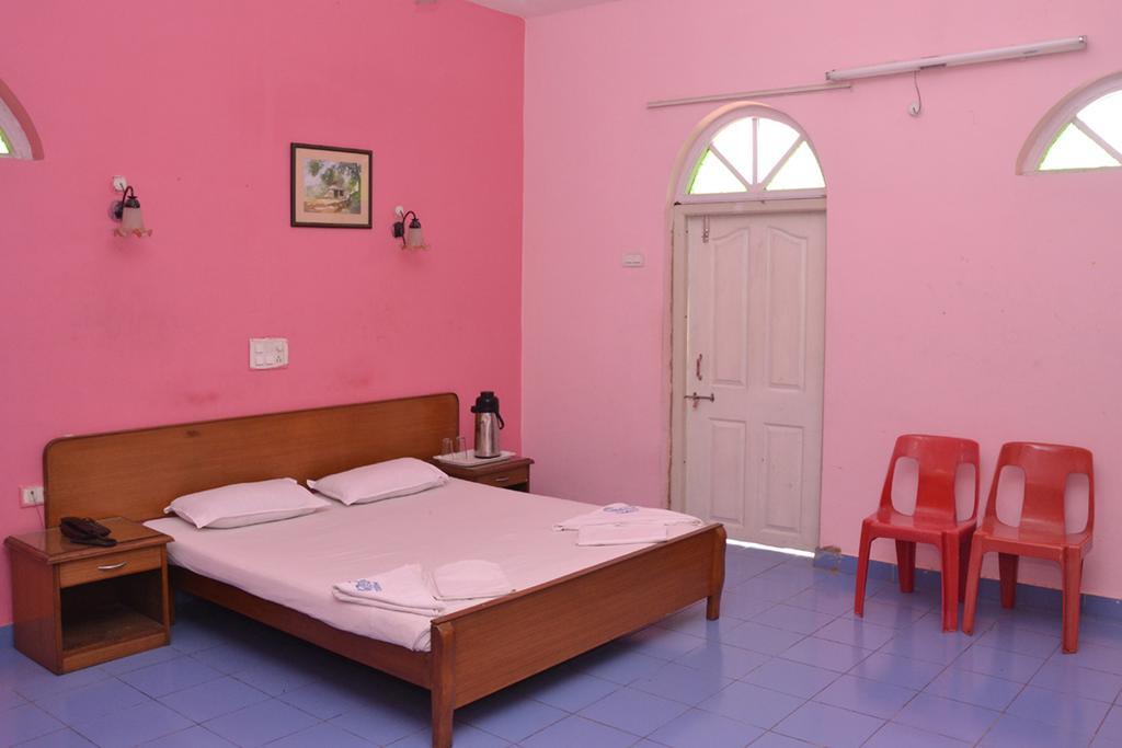 Hôtel Mayem Lakeview à Goa Extérieur photo