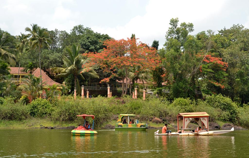 Hôtel Mayem Lakeview à Goa Extérieur photo