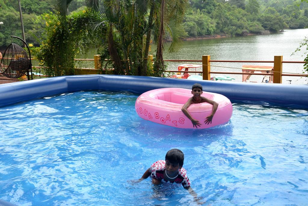 Hôtel Mayem Lakeview à Goa Extérieur photo