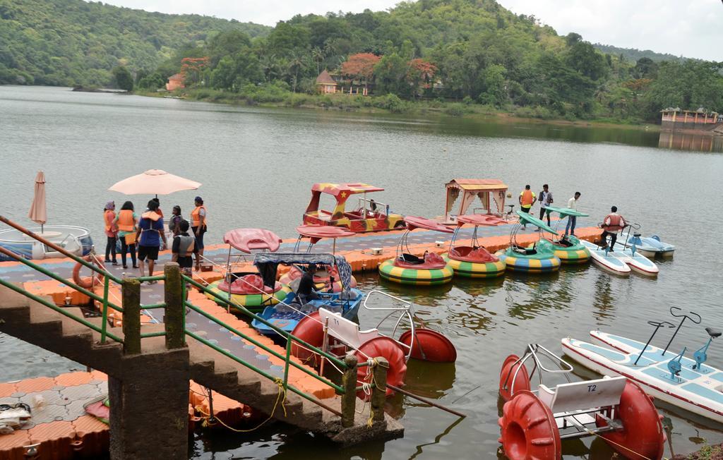 Hôtel Mayem Lakeview à Goa Extérieur photo