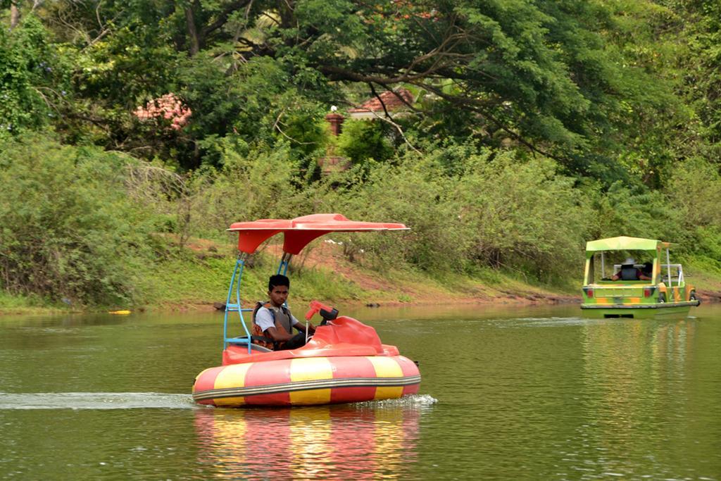 Hôtel Mayem Lakeview à Goa Extérieur photo